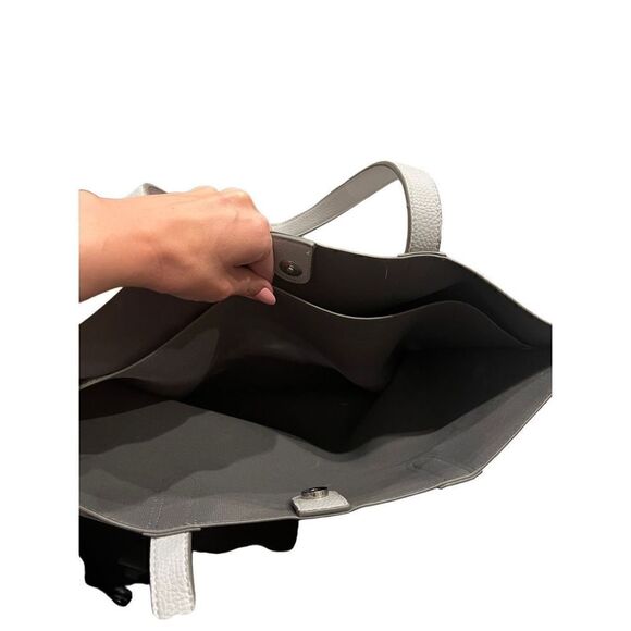 Gray tote with pebbled leather look - Picture 4 of 9